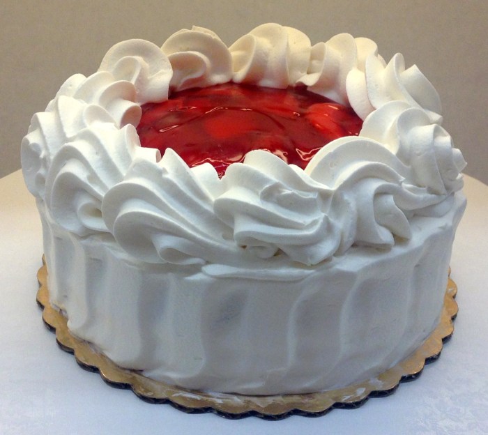 Carry cake with strawberries and whipped cream