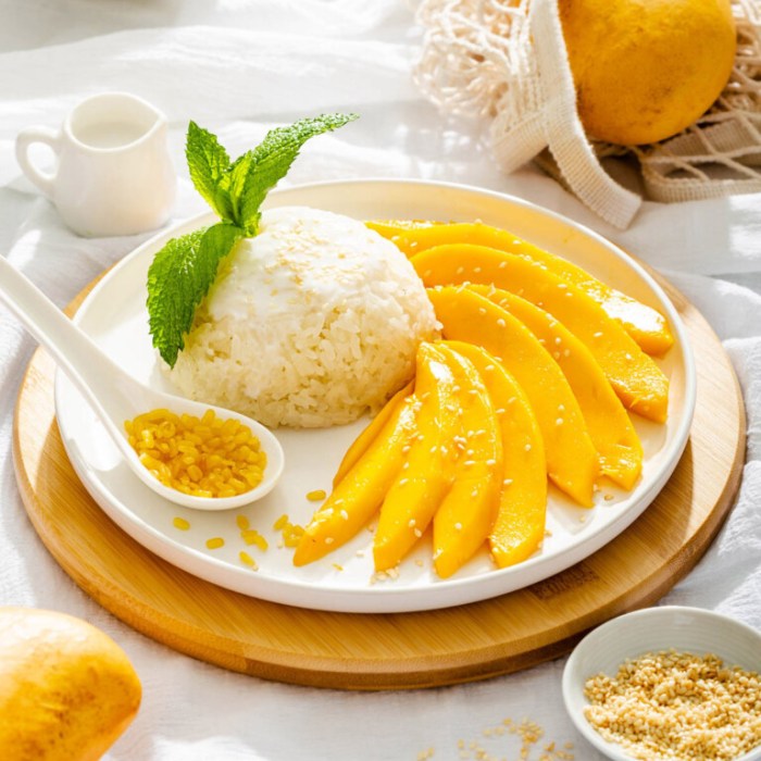 Thai sweet sticky rice with mango khao neeo mamuang