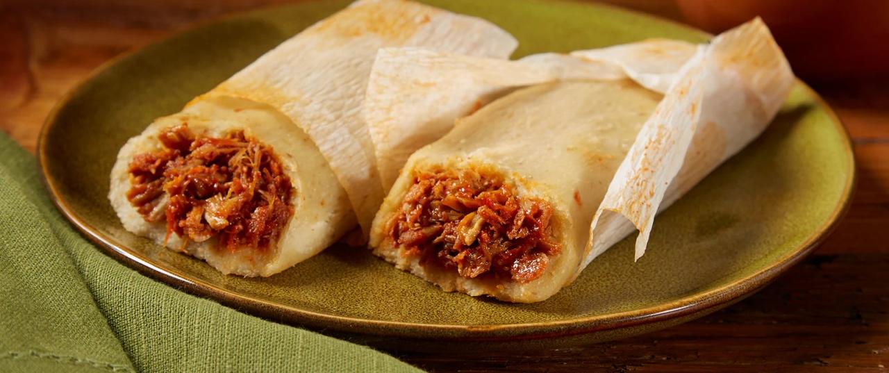 Red chicken tamales tamales rojos de pollo