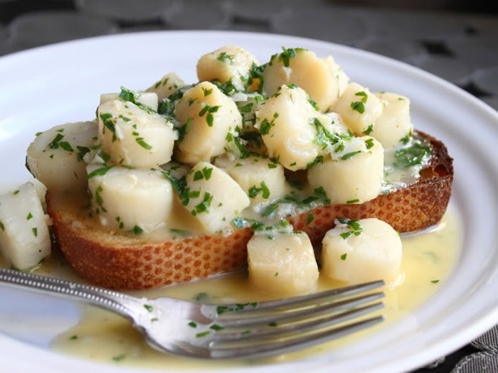 Bay scallops with garlic parsley butter sauce