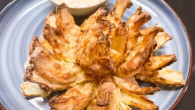 Blooming onion and dipping sauce