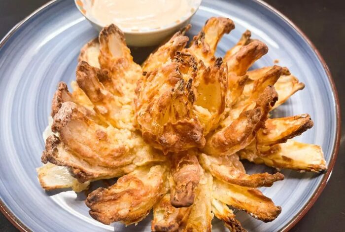 Blooming onion and dipping sauce