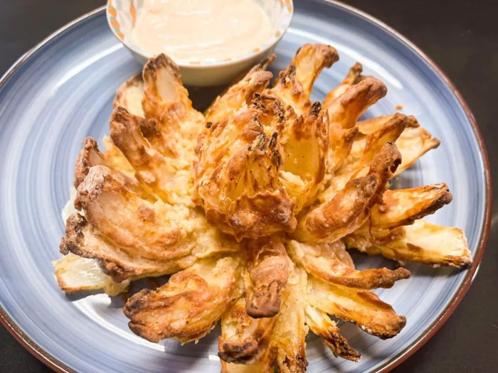 Blooming onion and dipping sauce