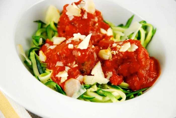 Garlic butter zoodles with chicken meatballs