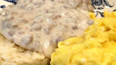 Easy sausage gravy and biscuits