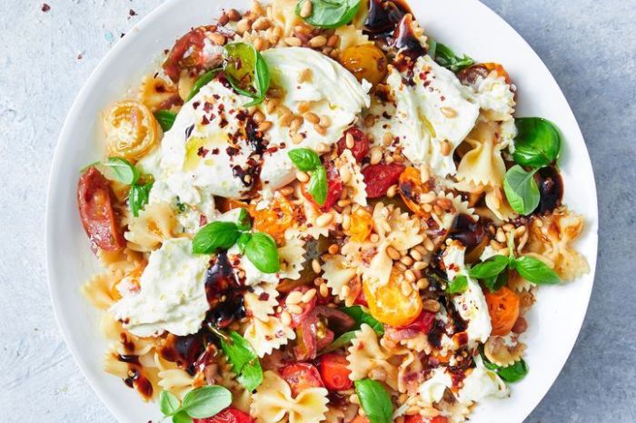 Summer fresh pasta with tomatoes and prosciutto