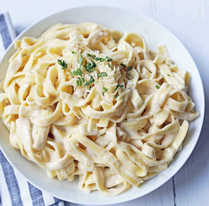 Skinny spaghetti squash alfredo