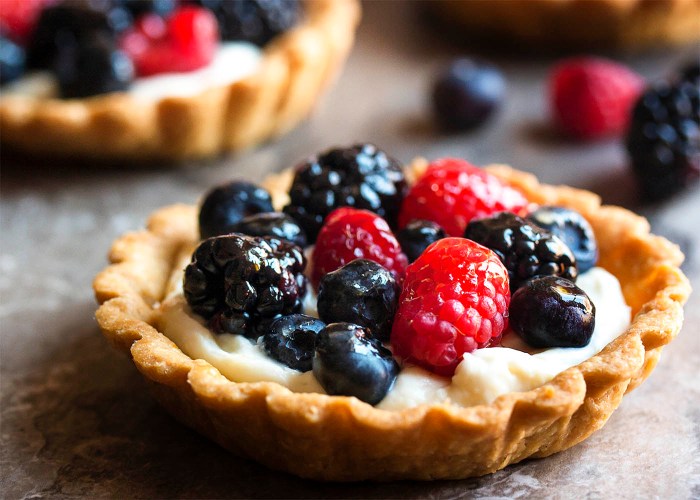 Fresh fruit tart with mascarpone