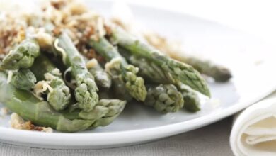 Asparagus with sliced almonds and parmesan cheese