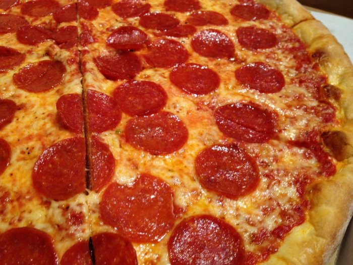 Pizza pepperoni sliced