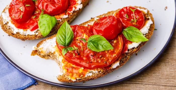 Roasted tomatoes with garlic