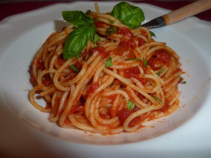 Spaghetti with marinara sauce