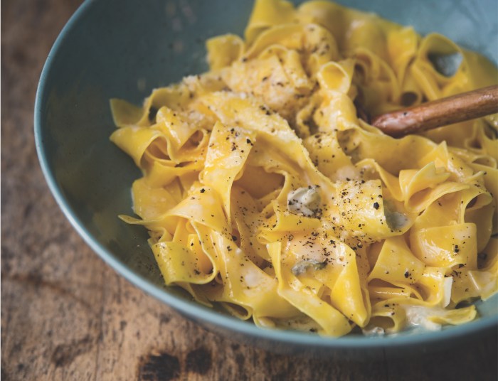 Creamy gorgonzola spinach pasta