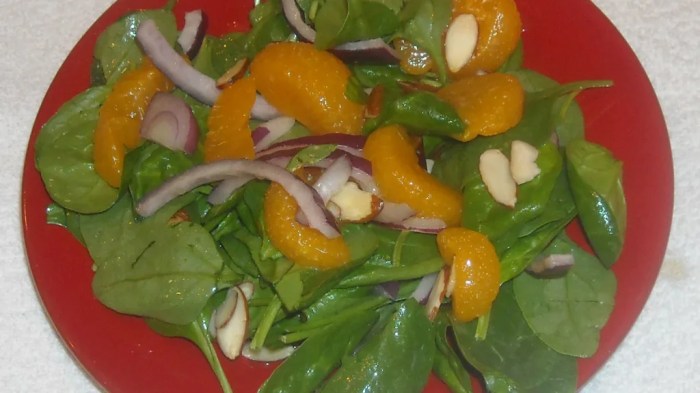 Spicy mandarin spinach salad