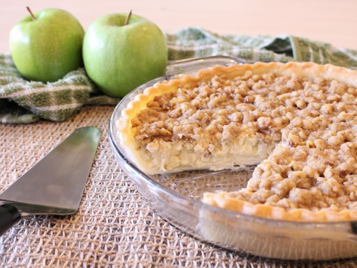 Sour cream apple pie deluxe