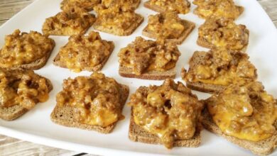 Rye bread party pizzas