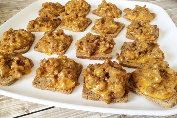 Rye bread party pizzas