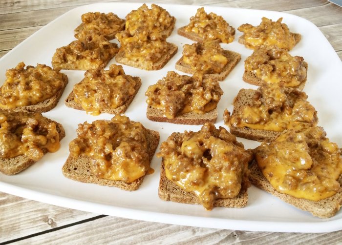 Rye bread party pizzas