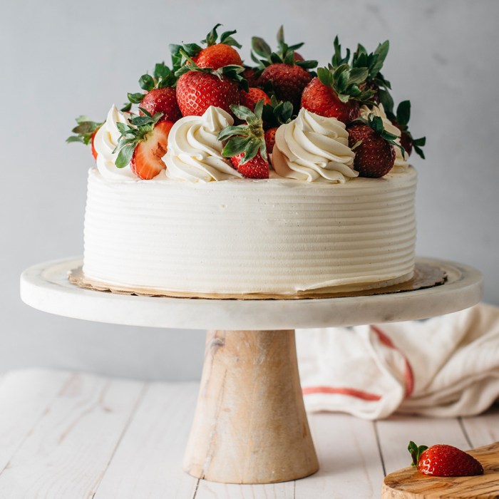 Carry cake with strawberries and whipped cream