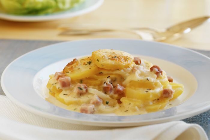 Cheesy scalloped potatoes and ham