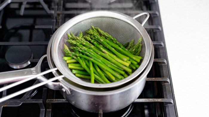 Menas simple steamed asparagus