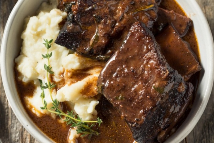 Short ribs braised with mushrooms and tomatoes