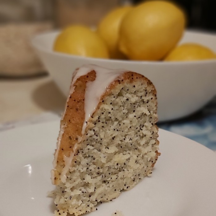 Lemon poppy seed bundt cake