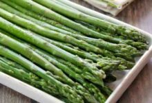 Menas simple steamed asparagus