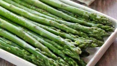 Menas simple steamed asparagus