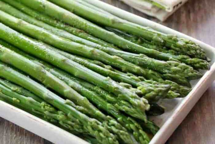 Menas simple steamed asparagus