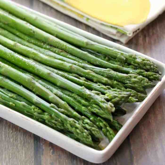 Menas simple steamed asparagus