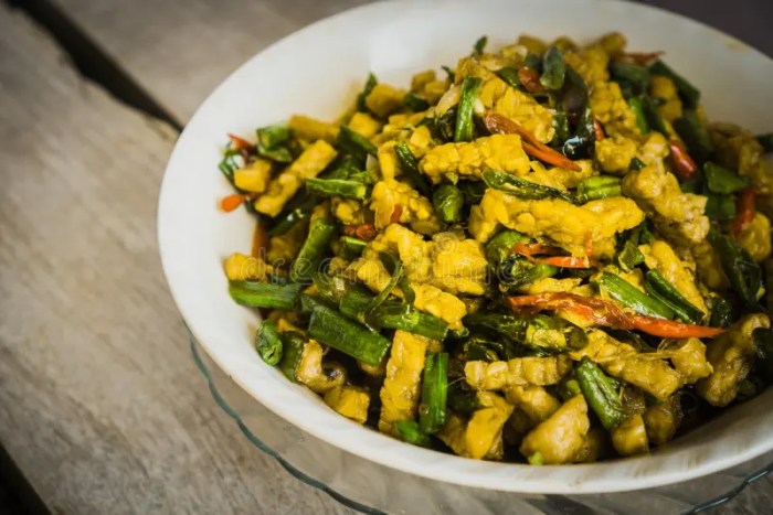 Sweet and spicy tempeh with long beans