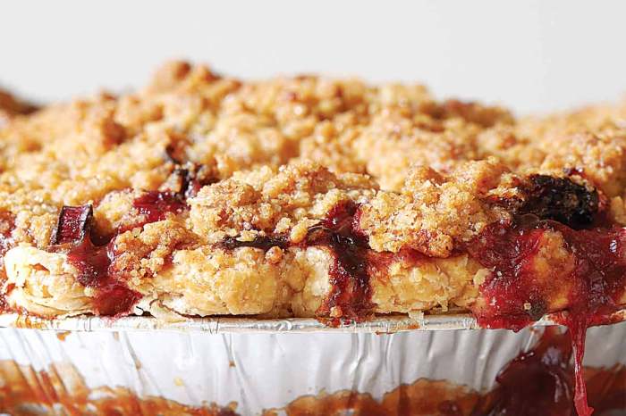 Crumb topped strawberry rhubarb pie