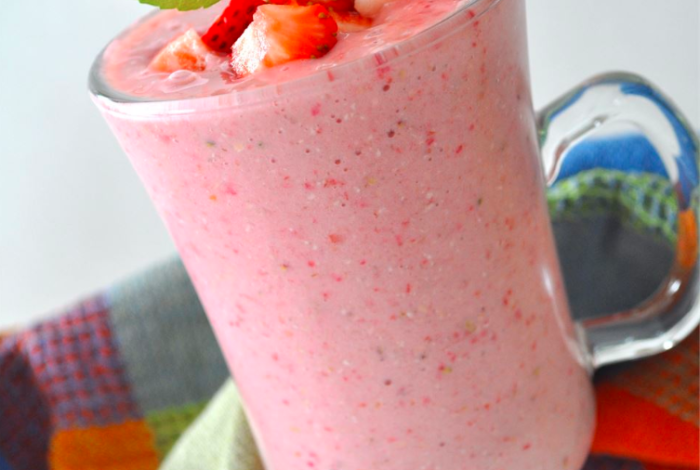 Quick strawberry oatmeal breakfast smoothie