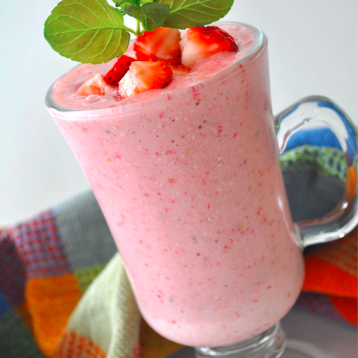 Quick strawberry oatmeal breakfast smoothie