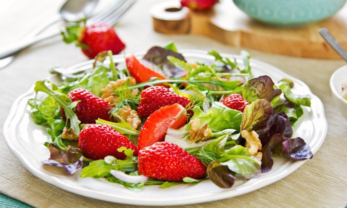 Spring strawberry spinach salad