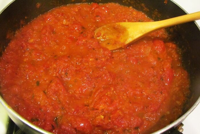 Pizza sauce with fresh tomatoes