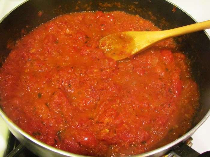 Pizza sauce with fresh tomatoes