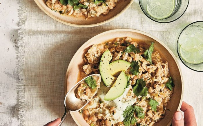 Slow cooker white bean chicken chili