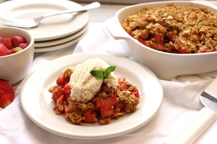 Low sugar strawberry rhubarb crunch