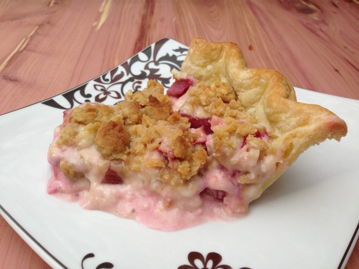 Rhubarb sour cream pie