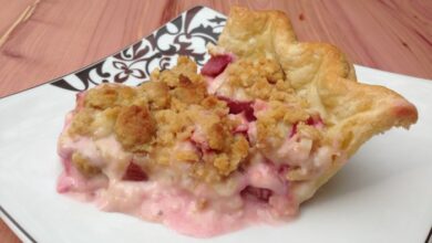 Rhubarb sour cream pie