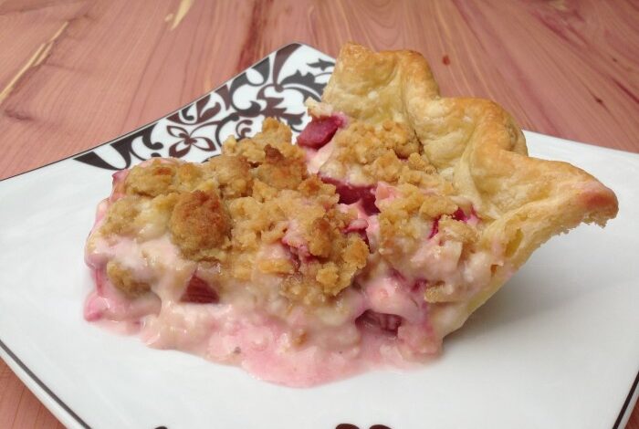 Rhubarb sour cream pie