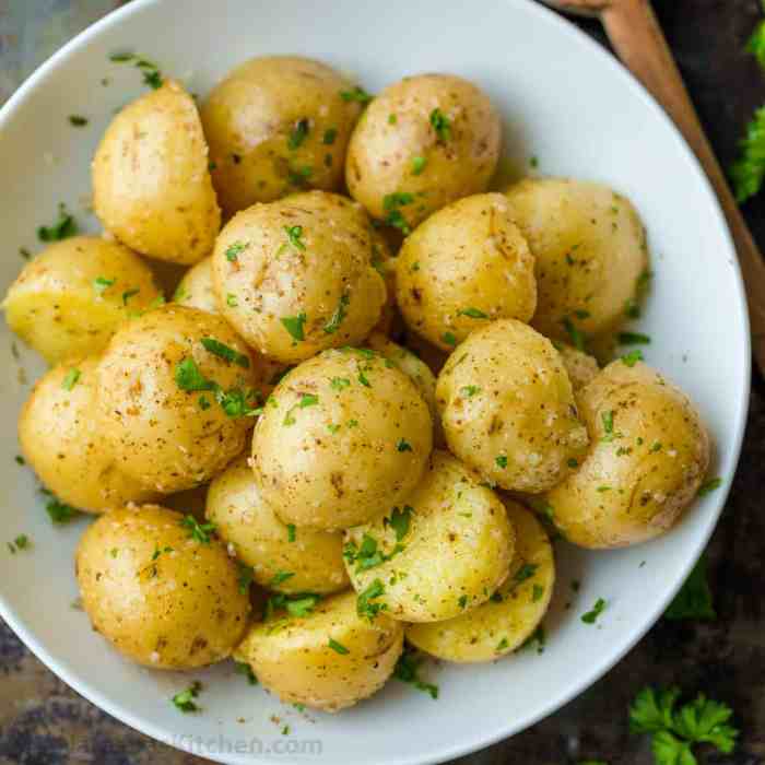 Boiled potatoes with chives