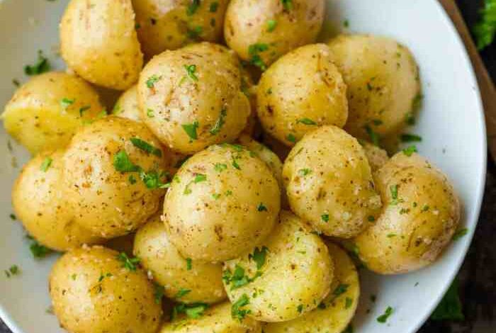 Boiled potatoes with chives