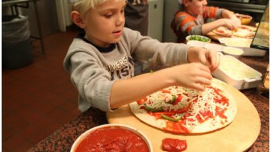 Topping and baking pizza