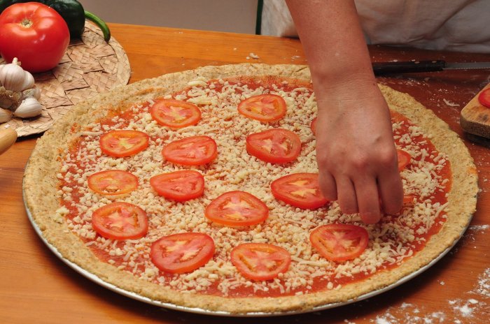 Topping and baking pizza