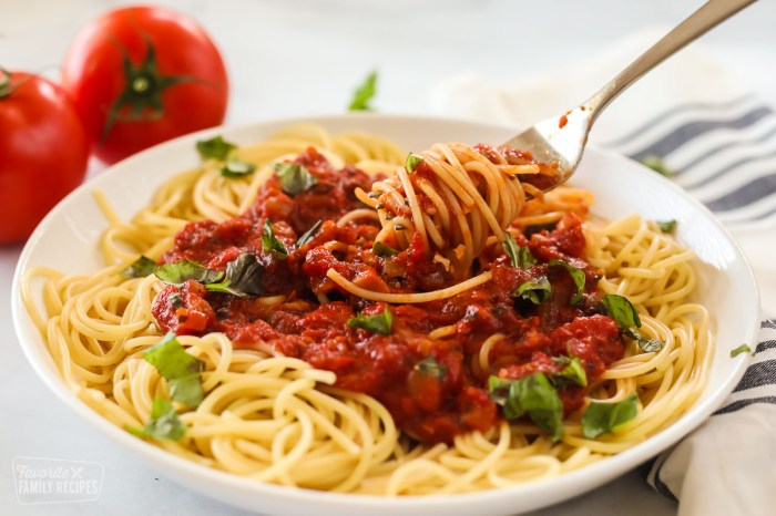 Easy spaghetti with tomato sauce