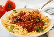 Easy spaghetti with tomato sauce