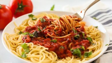 Easy spaghetti with tomato sauce